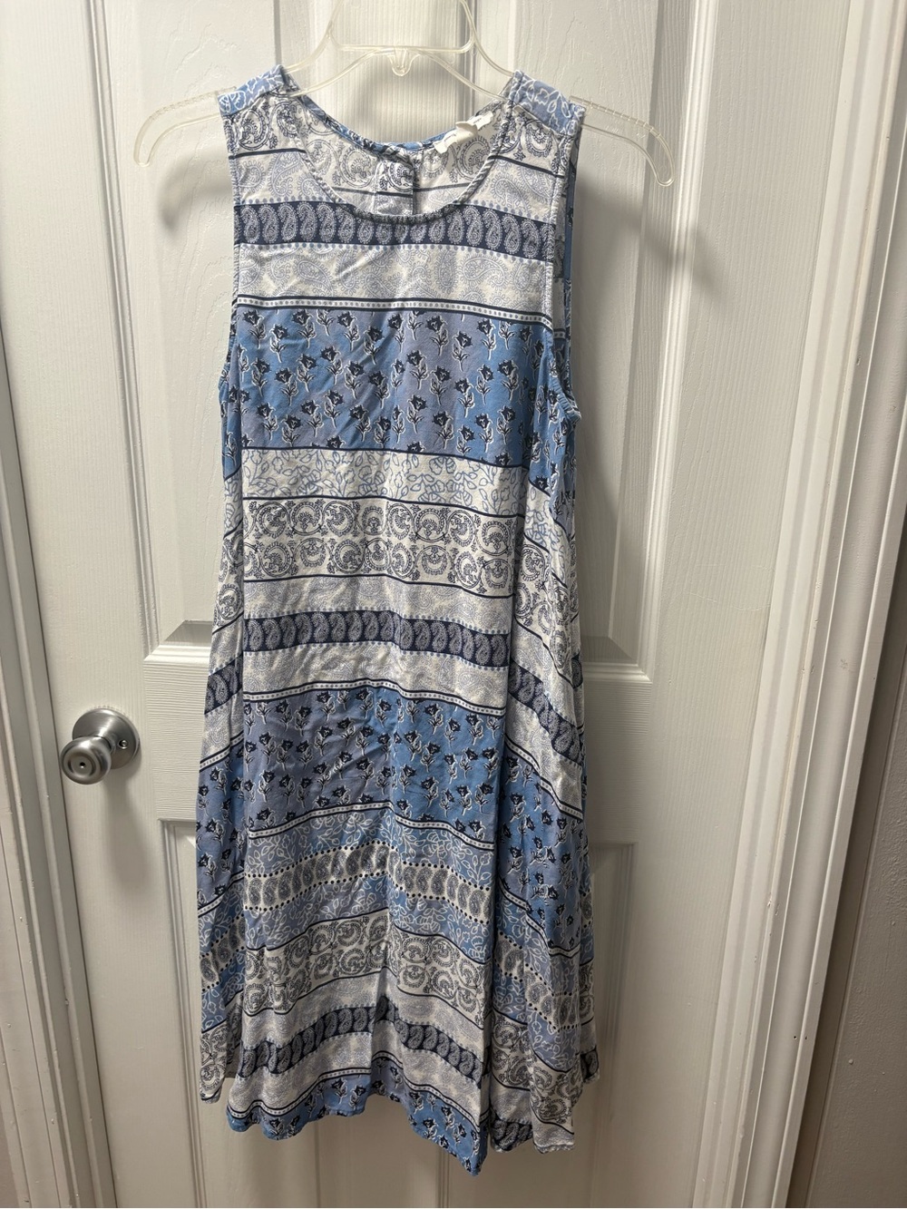 beachlunchlounge Blue and White Sleeveless Patterned Midi Dress
